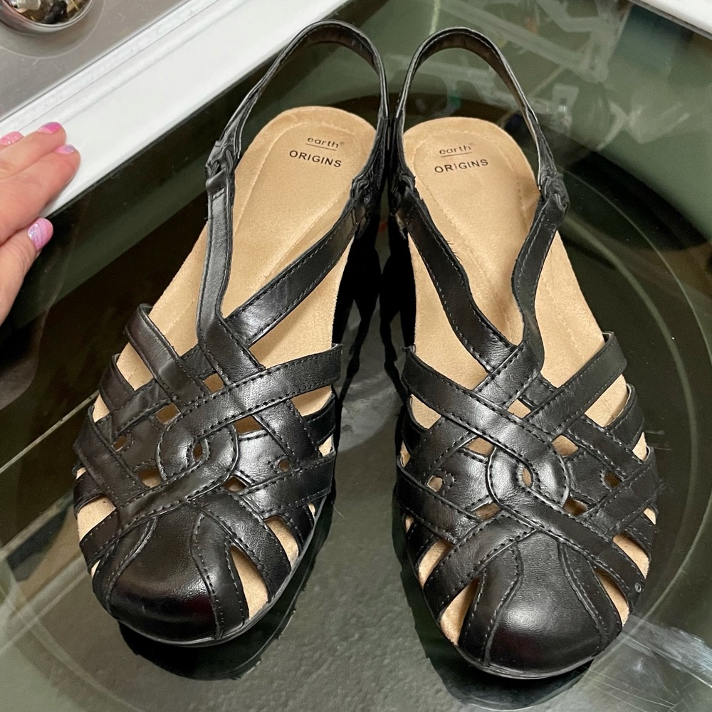 Women’s size 11 black Earth Origins sandals